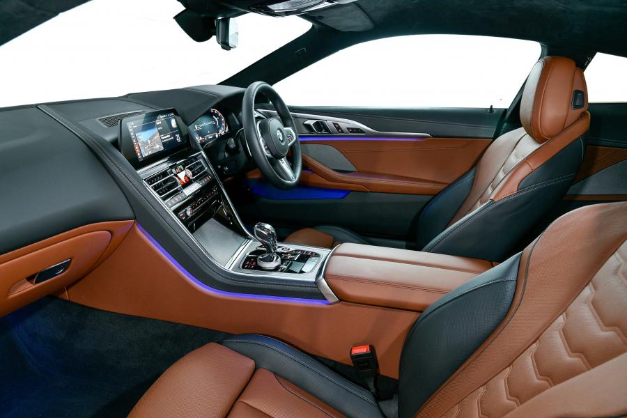 Интерьер BMW M850i xDrive Carbon Package (G15) 2019 года  (ZA) (фото 9 из 40)